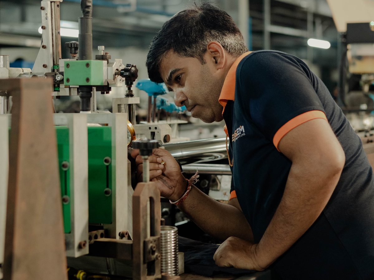 Corrugating a stainless steel hose at Moraiya